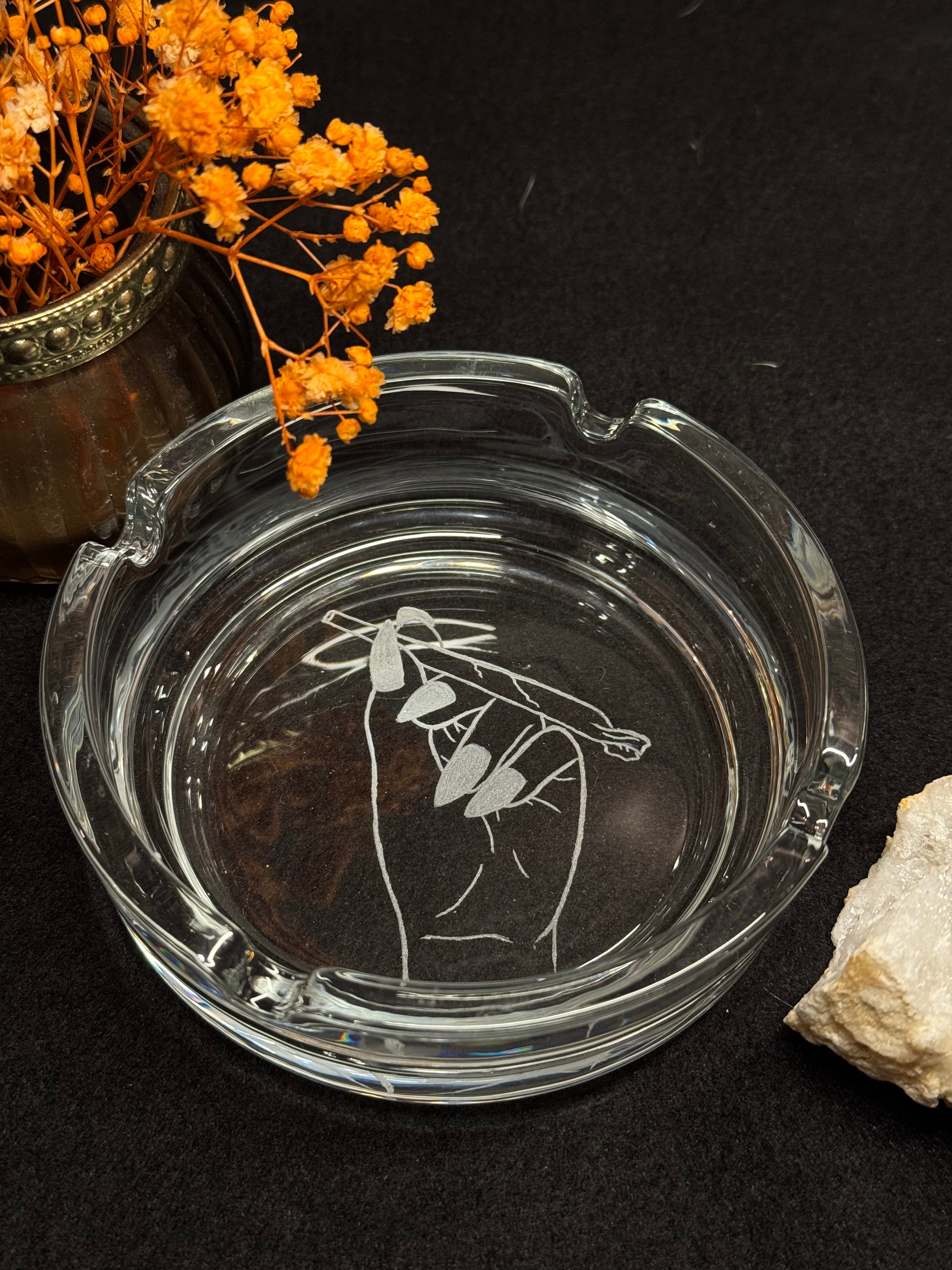 Cendrier gravé - main