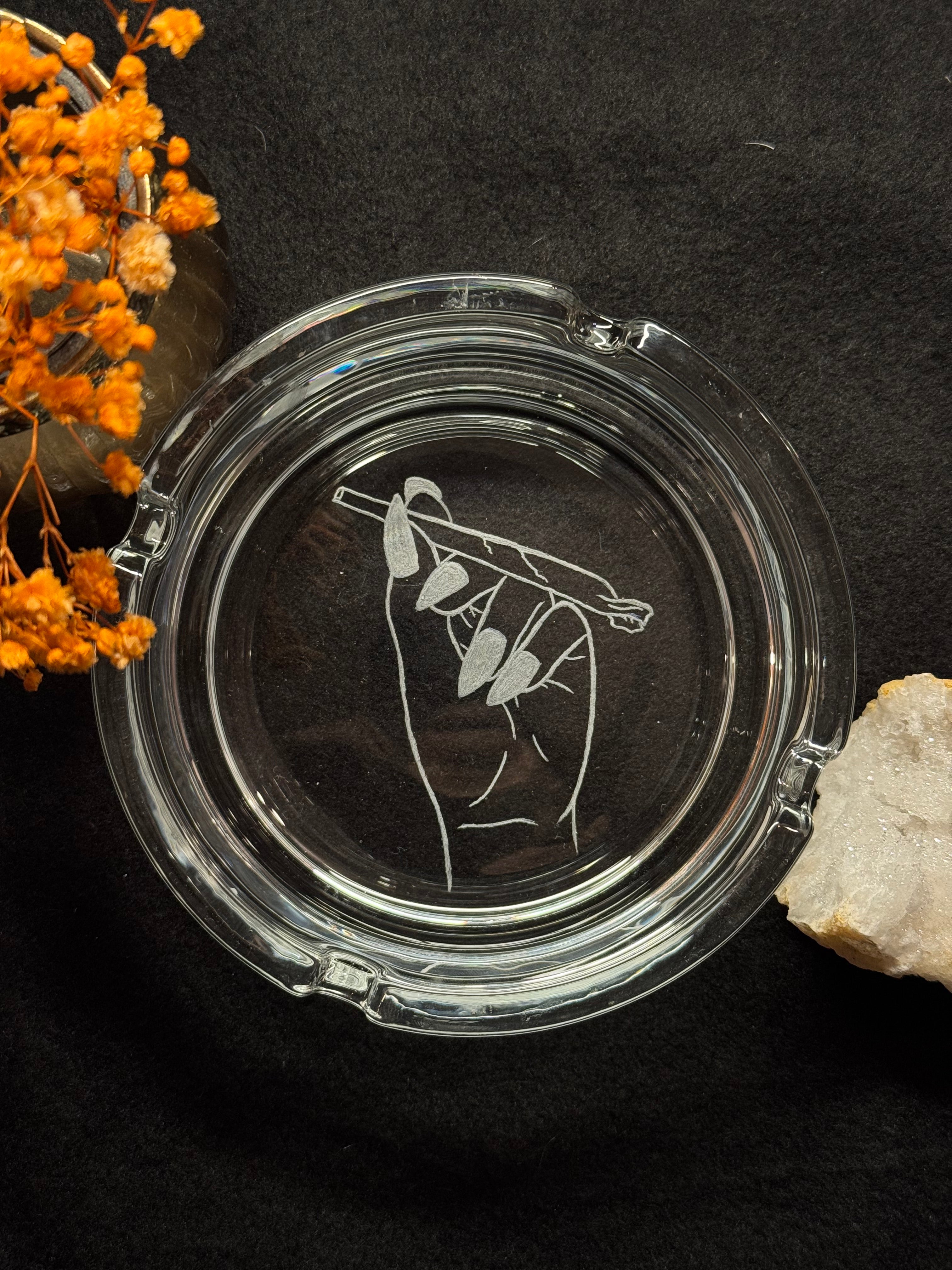 Cendrier gravé - main